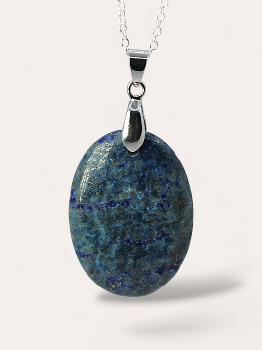 Collar de Fiora Jewels con colgante de lapislázuli natural, una piedra azul profundo que simboliza sabiduría y equilibrio