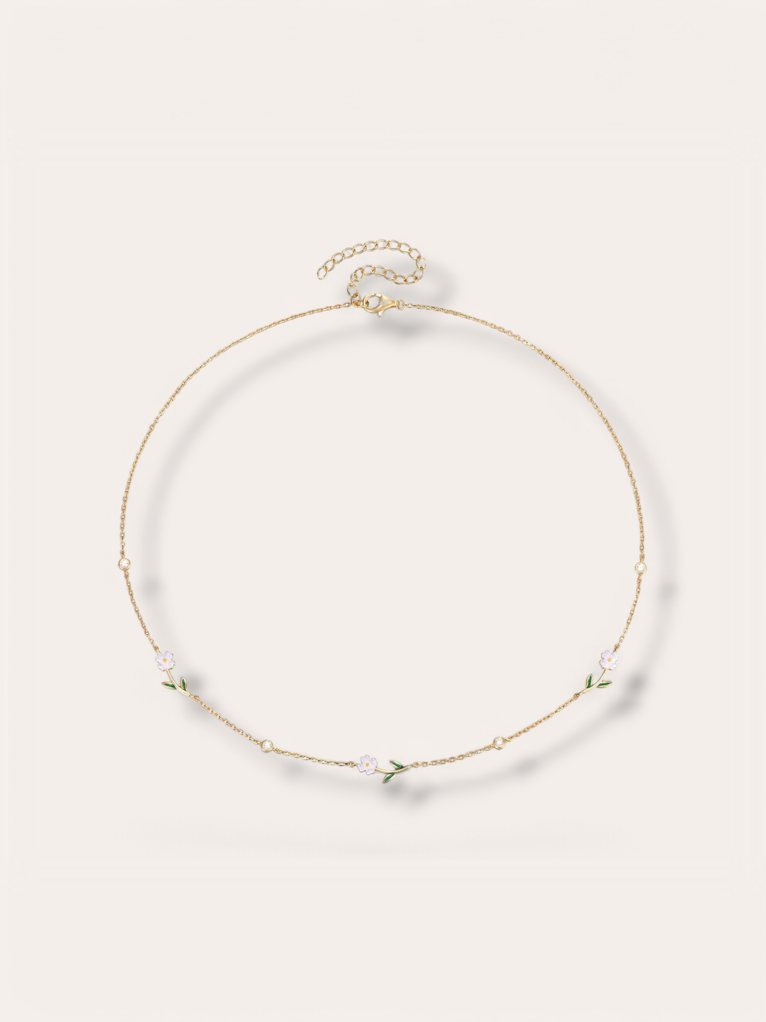 Collar de Fiora Jewels con delicadas margaritas en plata de ley 925, un diseño fresco y femenino inspirado en la naturaleza