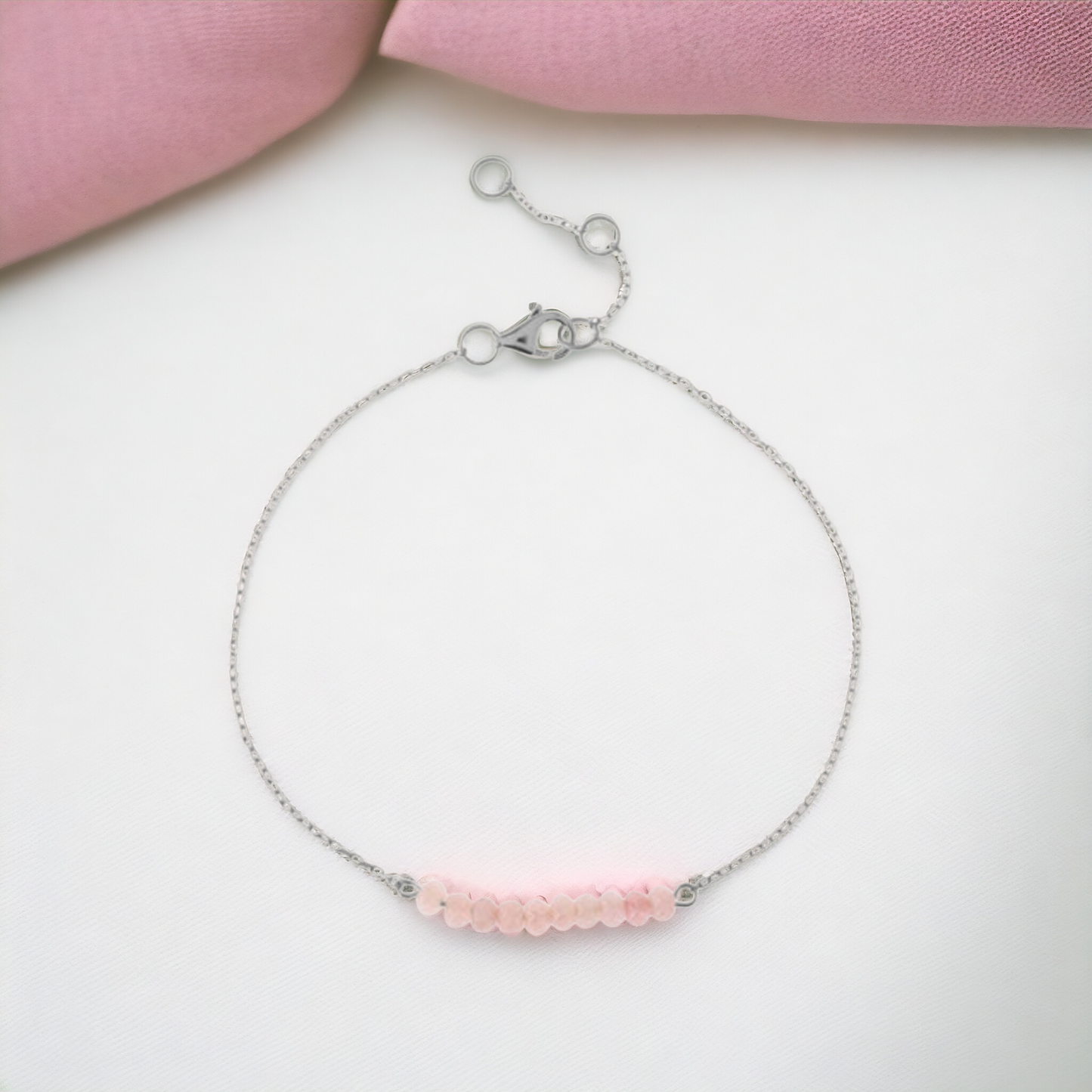  Pulsera de plata con piedra de cuarzo rosa, acabado brillante y detalle artesanal único